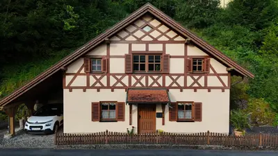Das Gebäude in dem sich das Ferienhaus befindet