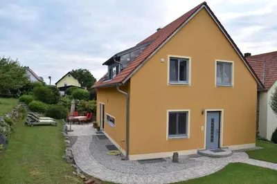 Das Gebäude in dem sich das Ferienhaus befindet