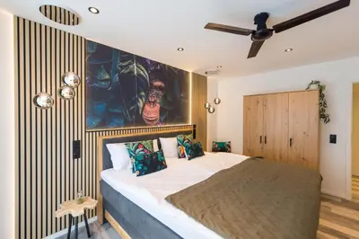 Ein Bett oder Betten in einem Zimmer der Unterkunft Tropengeflüster Penthouse in Hof, Whirlpool, Balkon, Webergrill, Digital Checkin, Parkplatz, Wlan330Mbit