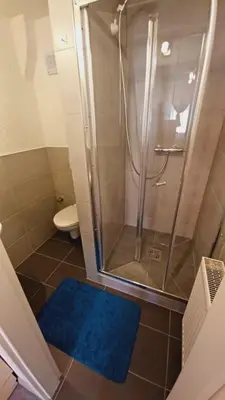 Ein Badezimmer in der Unterkunft Einfache 2 Zimmer Wohnung mit Parkplatz nur 8 Min nach Bayreuth