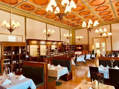 Ein Restaurant oder anderes Speiselokal in der Unterkunft Hotel König Albert