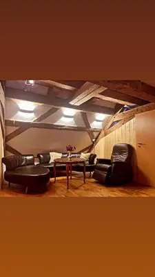 Ein Sitzbereich in der Unterkunft Wohnung im Zentrum Altstadtflair mit Holz und Stil