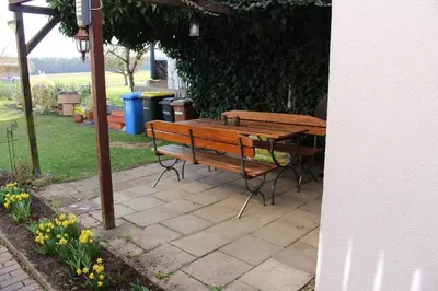 Ein Garten an der Unterkunft Ferienwohnung Am Blauen Hügel in Eckersdorf