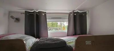 Ein Bett oder Betten in einem Zimmer der Unterkunft Modernes Mobilheim am Murner See