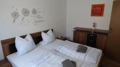 Ein Bett oder Betten in einem Zimmer der Unterkunft Ferienwohnung Jedermann