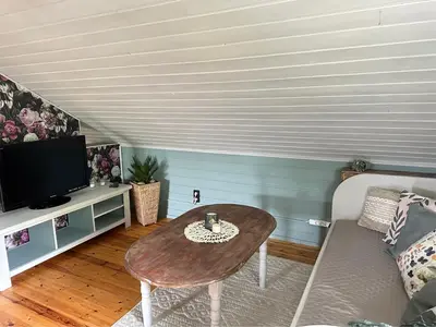 Ein Sitzbereich in der Unterkunft Ferienwohnung Midsommar