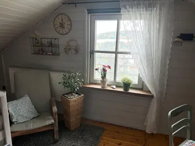 Ein Sitzbereich in der Unterkunft Ferienwohnung Midsommar