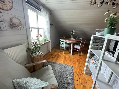 Ein Sitzbereich in der Unterkunft Ferienwohnung Midsommar