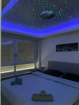 Ein Bett oder Betten in einem Zimmer der Unterkunft Modern Cozy Apartment With Stars