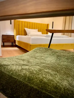 Ein Bett oder Betten in einem Zimmer der Unterkunft Landgasthof zur Leonie - Wirtshaus & Boutiquehotel