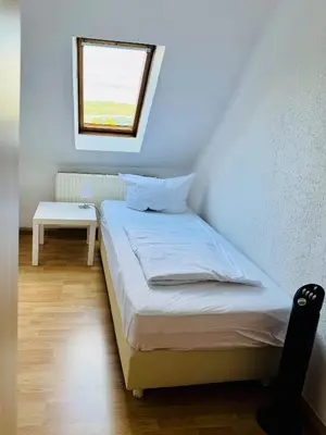 Ein Bett oder Betten in einem Zimmer der Unterkunft Das Siegener Familien-Residenz