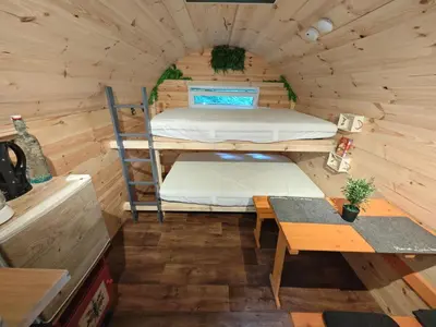 Ein Bett oder Betten in einem Zimmer der Unterkunft Hobbit Hütte am Bach ohne Bettwäsche