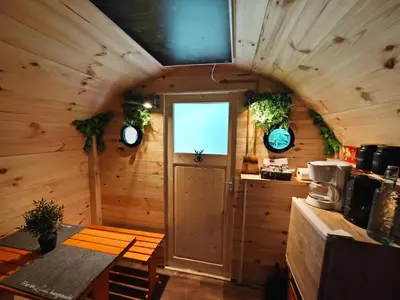 Küche/Küchenzeile in der Unterkunft Hobbit Hütte am Bach ohne Bettwäsche