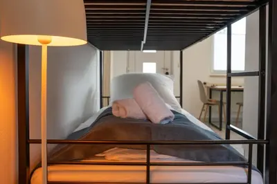 Ein Bett oder Betten in einem Zimmer der Unterkunft JH Apartments Nittenau - Design Studio Modern