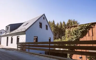 Das Gebäude in dem sich das Ferienhaus befindet