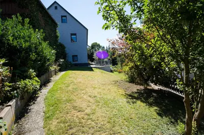 Ein Garten an der Unterkunft Haus Ella