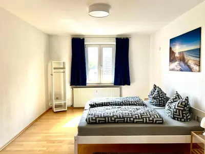 Ein Bett oder Betten in einem Zimmer der Unterkunft Charmante, offene Wohnung in zentraler Lage