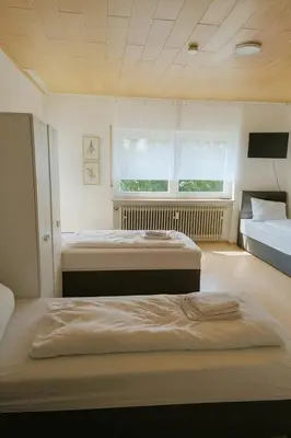 Ein Bett oder Betten in einem Zimmer der Unterkunft SUNNYHOME Monteurwohnungen und Apartments in Weiden