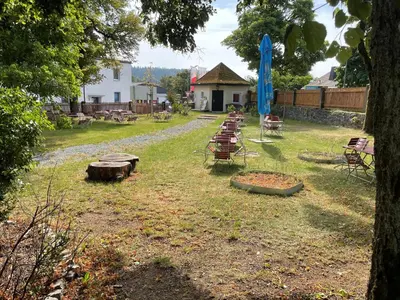 Ein Garten an der Unterkunft LANDGASTHAUS Döbraberg