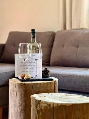 Ein Sitzbereich in der Unterkunft Ferienwohnung Am Wald