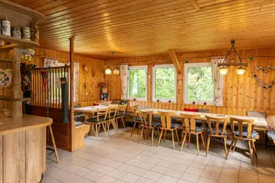 Ein Restaurant oder anderes Speiselokal in der Unterkunft Ferienwohnung Putzer