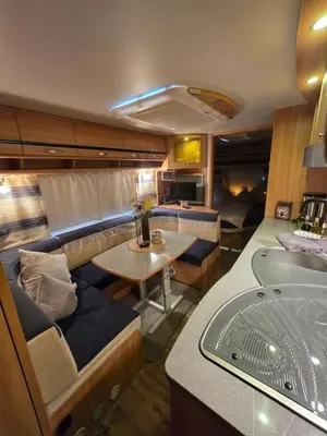 Ein Sitzbereich in der Unterkunft Rosenzauber Caravan