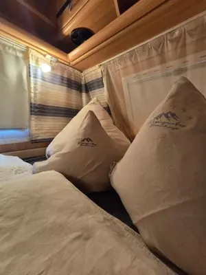 Ein Bett oder Betten in einem Zimmer der Unterkunft Rosenzauber Caravan