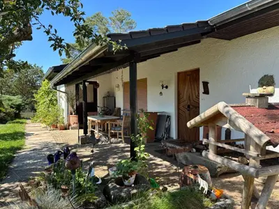 Das Gebäude in dem sich das Ferienhaus befindet