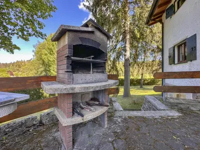 Ein für Gäste verfügbarer Grill im Chalet