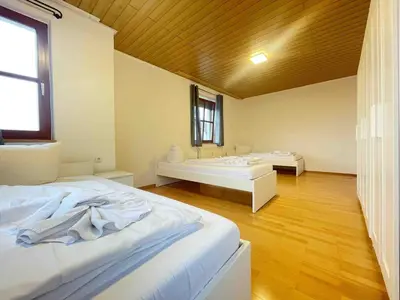 Ein Bett oder Betten in einem Zimmer der Unterkunft SAD261 große Monteurwohnung