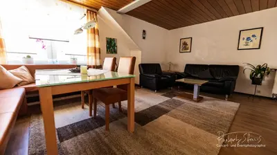 Ein Sitzbereich in der Unterkunft Ferienwohnung an der Wilden Rodach