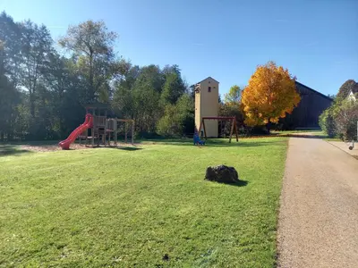 Ein Kinderspielbereich in der Unterkunft Ferienwohnung am Pinzigberg