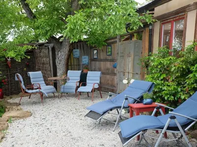 Ein Garten an der Unterkunft old shepherd's house