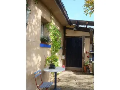 Das Gebäude in dem sich das Ferienhaus befindet
