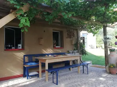 Das Gebäude in dem sich das Ferienhaus befindet