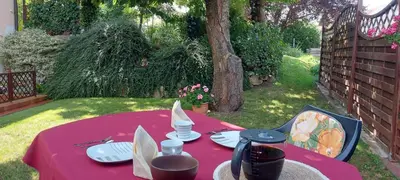 Ein Garten an der Unterkunft FeWoAngela