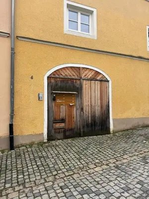 Eine Fassade oder ein Eingang zu Schlossblick