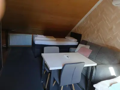 Ein Sitzbereich in der Unterkunft Doppelbett Zimmer plus Zustelbett