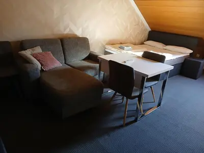 Ein Sitzbereich in der Unterkunft Doppelbett Zimmer plus Zustelbett