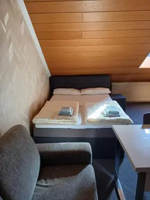 Ein Bett oder Betten in einem Zimmer der Unterkunft Doppelbett Zimmer plus Zustelbett