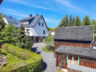 Das Gebäude in dem sich das Ferienhaus befindet