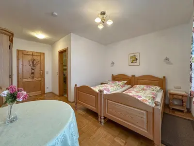 Ein Bett oder Betten in einem Zimmer der Unterkunft Blumenhof
