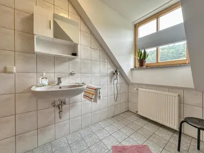 Ein Badezimmer in der Unterkunft Blumenhof II