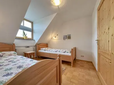 Ein Bett oder Betten in einem Zimmer der Unterkunft Blumenhof II