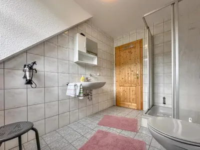 Ein Badezimmer in der Unterkunft Blumenhof II