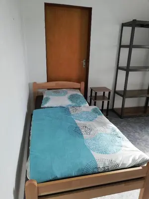 Ein Bett oder Betten in einem Zimmer der Unterkunft Wohnung für Arbeiter und Monteure bis 7 Personen