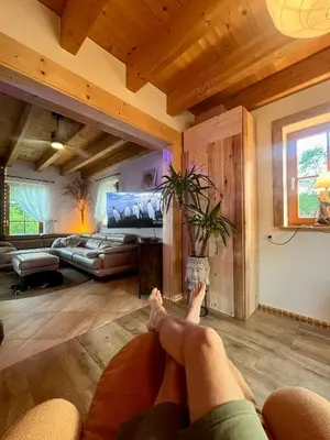 Ein Sitzbereich in der Unterkunft LaDolceVital im Tiroler Holzhaus mit Talblick