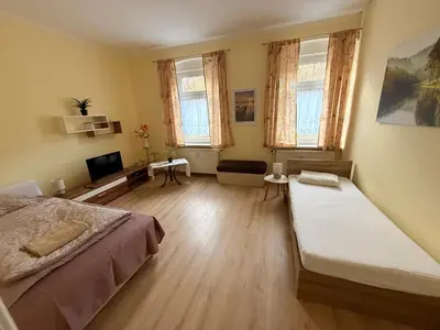 Ein Bett oder Betten in einem Zimmer der Unterkunft Ferienwohnung Goldener Drache