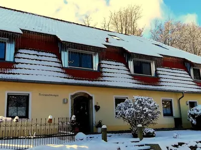 Das Gebäude in dem sich das Ferienhaus befindet