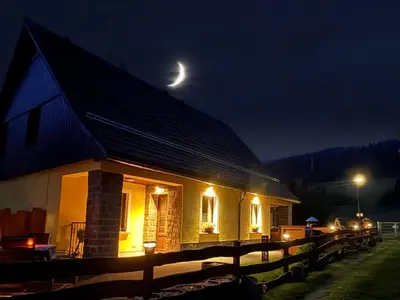 Das Gebäude in dem sich das Ferienhaus befindet